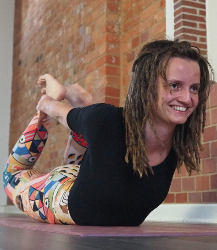 Das ist Rosi Yogalehrerin Rosi in einer Yoga-Haltung auf der Matte